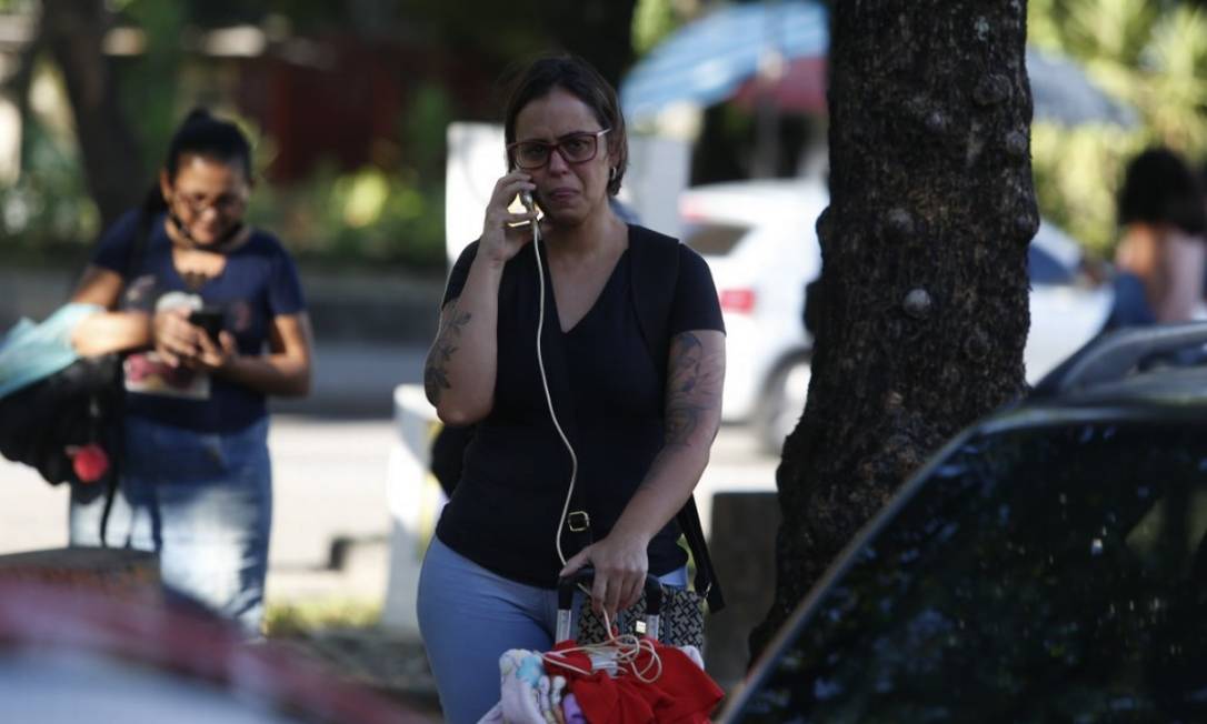 Antes de saber da morte do marido, Alessandra Moraes Luiz chorava porque ele não atendia aos telefonemas Foto: Fabiano Rocha / Agência O Globo