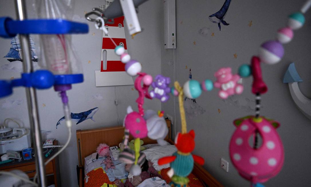 Criança em enfermaria de hospital para doenças incuráveis, em Moscou, em 21 de março de 2022 Foto: AFP