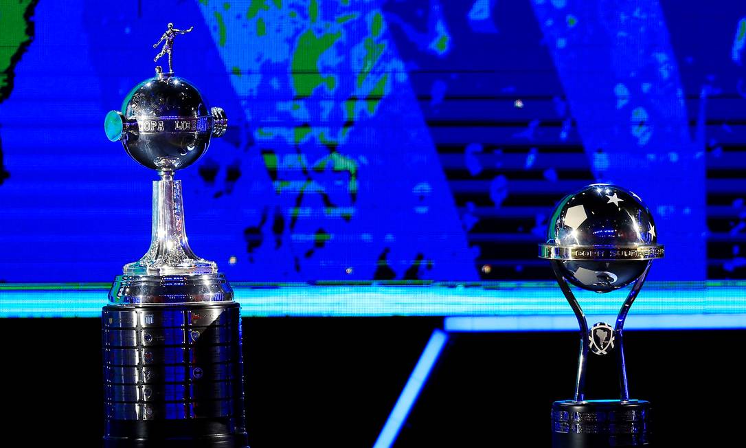 Troféu da Libertadores (esquerda) ao lado do da Sul-Americana Foto: Jorge Adorno / Reuters