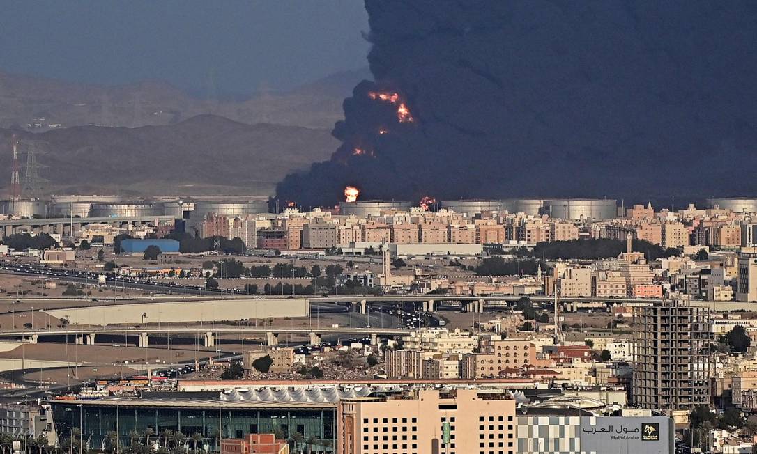 Explosão é registrada em refinaria próxima da pista de treino livre da F1 na Arábia Saudita Foto: ANDREJ ISAKOVIC / AFP