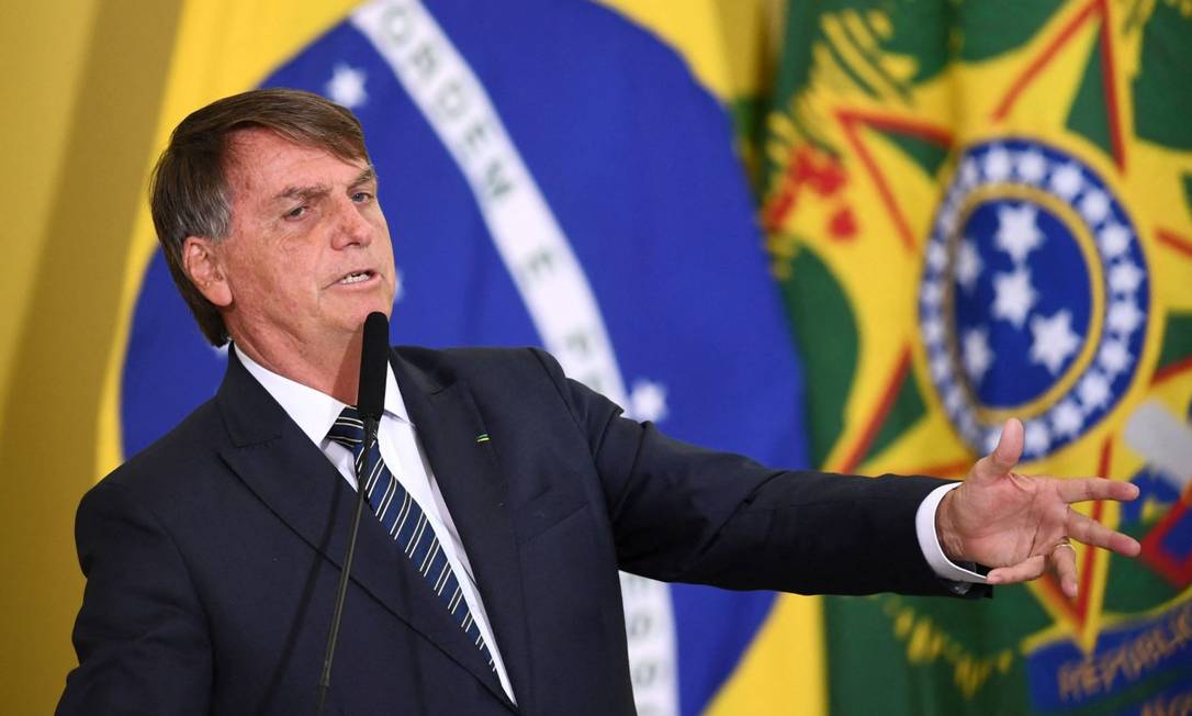 Bolsonaro teria apresentado dores abdominais e refluxo e, por isso, foi levado ao hospital para fazer exames Foto: EVARISTO SA / AFP