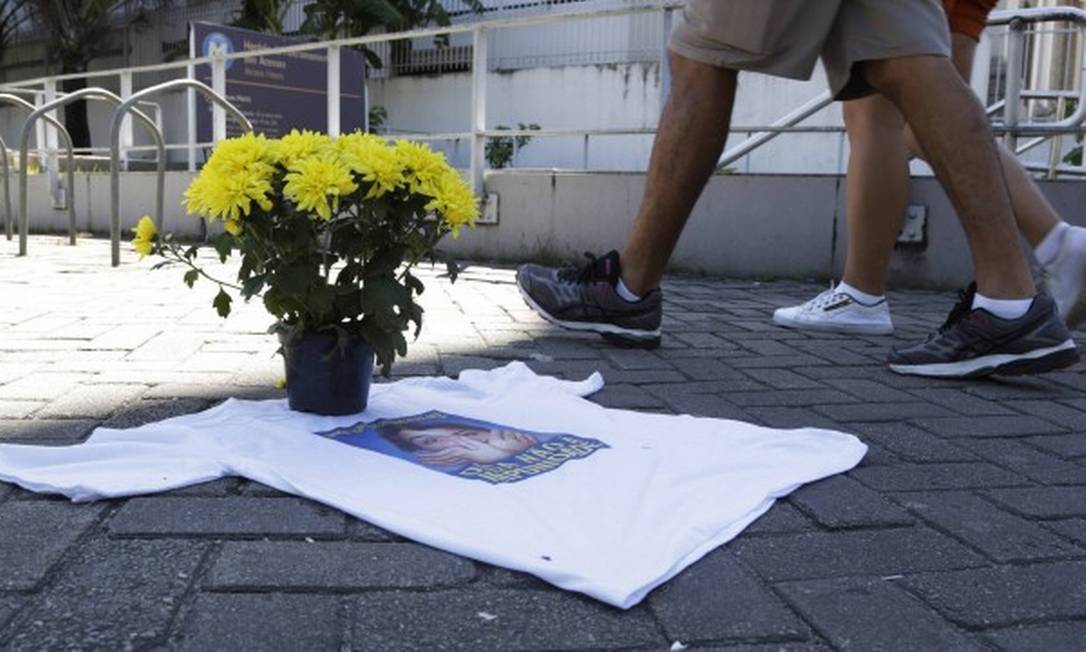 Homenagem para Gabriela Prado, em 2018, com flores camisa colocadas em frente à estação de metrô Foto: Agência O Globo