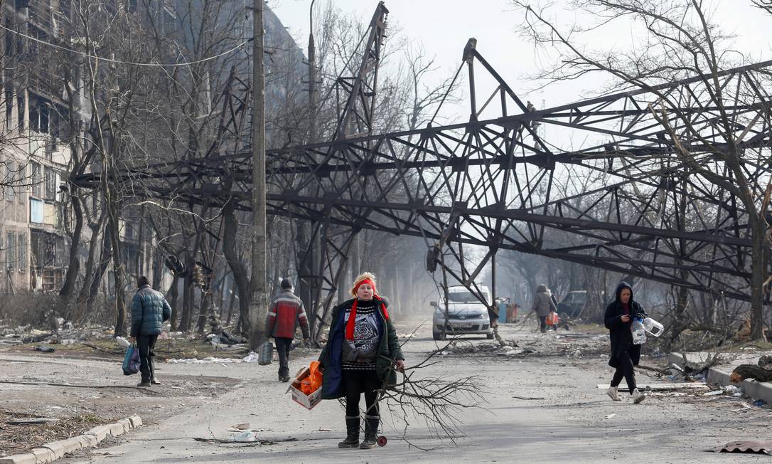 Destruição após bombardeios em rua de Mariupol Foto: ALEXANDER ERMOCHENKO / REUTERS