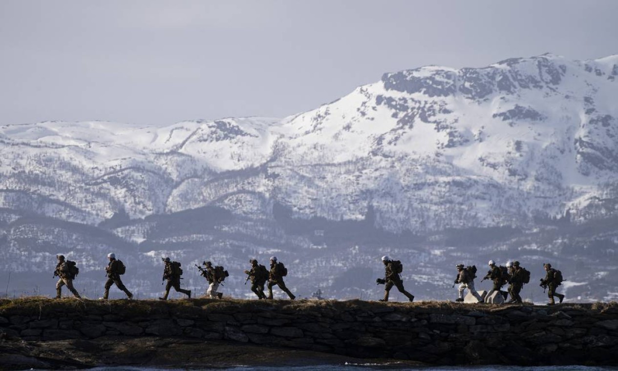 Soldados norte-americanos participam de exercício militar em Sandstrand, norte da Noruega Foto: JONATHAN NACKSTRAND / AFP
