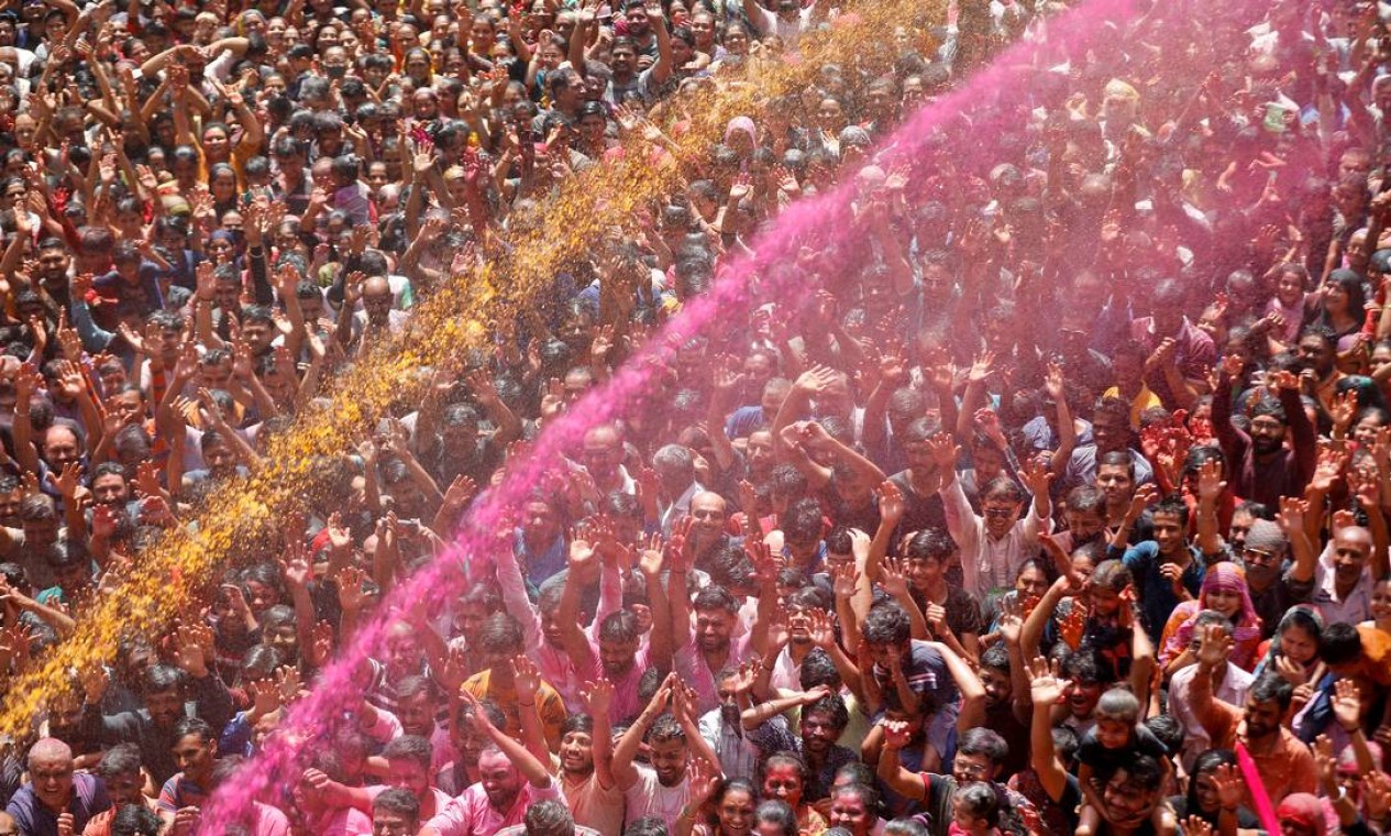 Devotos hindus rezam durante as celebrações do Holi, em Ahmedabad, Índia Foto: AMIT DAVE / REUTERS