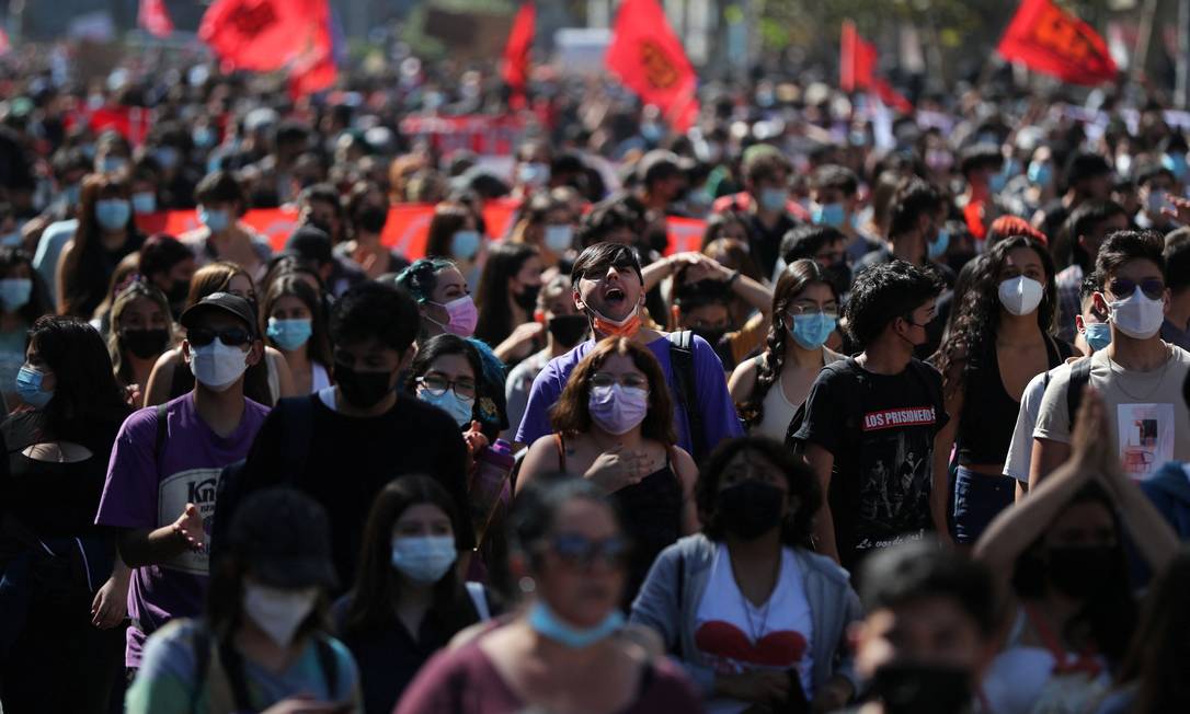 Milhares de estudantes protestaram nas ruas de Santiago, no Chile Foto: Ivan Alvarado / Reuters