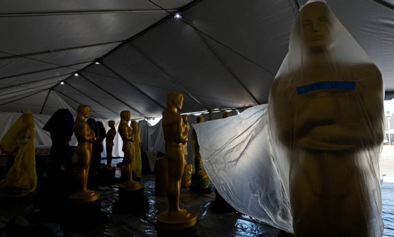Uma estátua do Oscar é vista coberta com plástico antes de ser colocada para exibição Foto: ERIC GAILLARD / REUTERS
