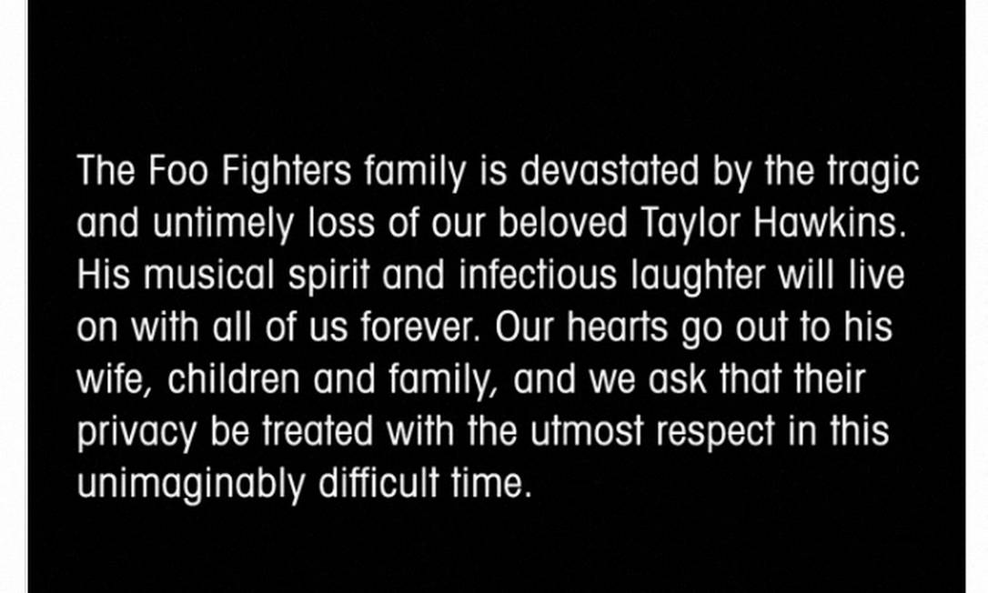 "A família Foo Fighters está devastada pela trágica e prematura perda de nosso amado Taylor Hawkins", diz publicação feita pelo perfil da banda nas redes sociais Foto: SOCIAL MEDIA WEBSITE / Social Media Website via REUTERS