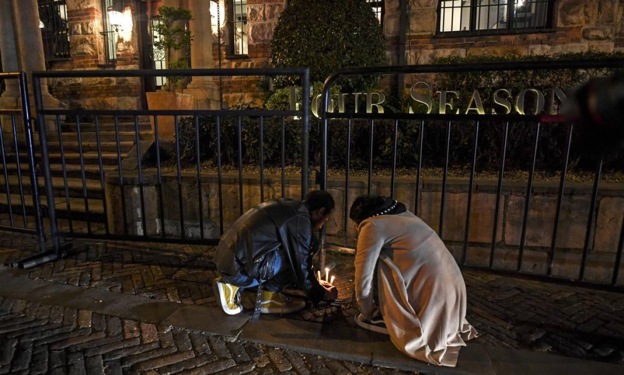 Fãs acendem velas na porta do hotel em que músico estava hospedado Foto: JUAN BARRETO / AFP