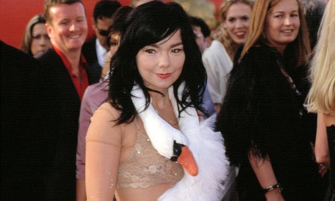 O vestido de cisne usado pela cantora Björk do estilista inglês Marjan Pejovski fez com que a islandesa roubasse a cena na premiação de 2001 Foto: Reprodução