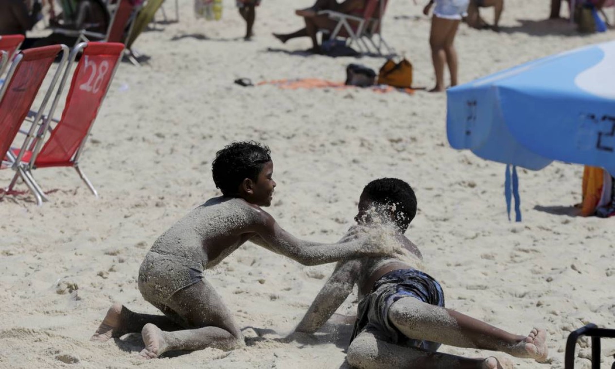 Crianças brincam nas areias da praia de Ipanema Foto: Domingos Peixoto / Agência O Globo
