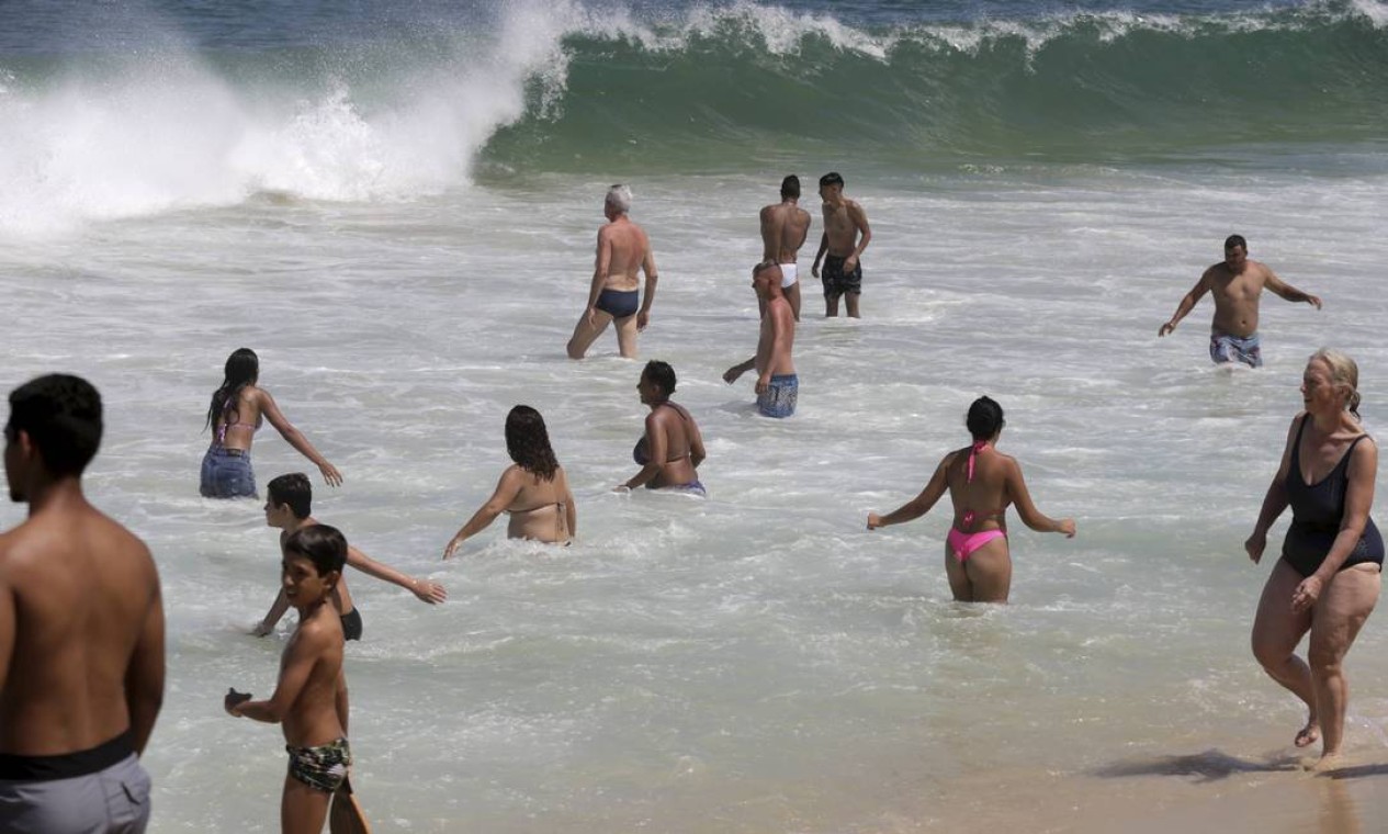 Banhistas na praia de Ipanema Foto: Domingos Peixoto / Agência O Globo