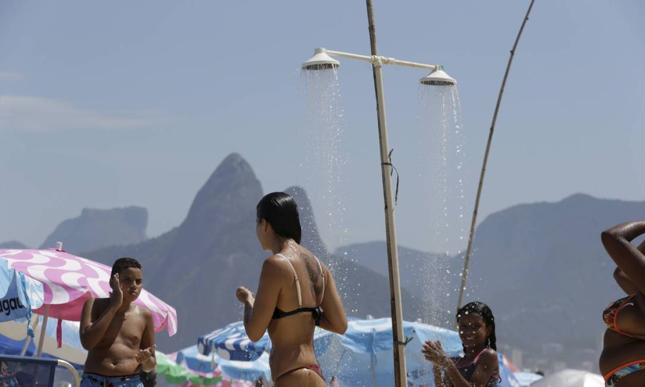 O chuveiro nas areias, como sempre, ficaram concorridos Foto: Domingos Peixoto / Agência O Globo