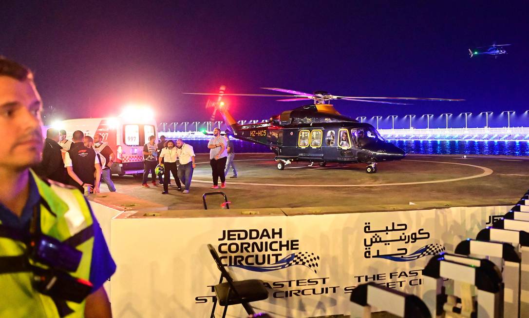 Helicóptero que levou Mick Schumacher para o hospital Foto: ANDREJ ISAKOVIC / AFP