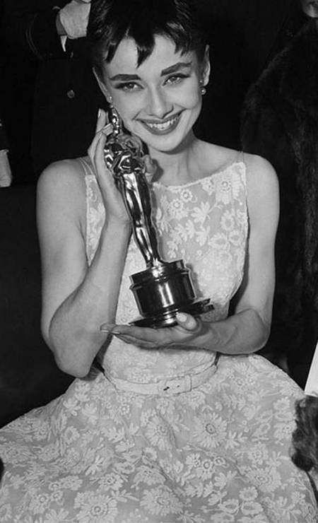 Audrey Hepburn ganhou o Oscar em 1954 por sua atuação no filme "A princesa e o plebeu". Claro que o vestido era assinado por Hubert de Givenchy; décadas depois, o vestido foi leiloado por 132 mil dólares Foto: Reprodução