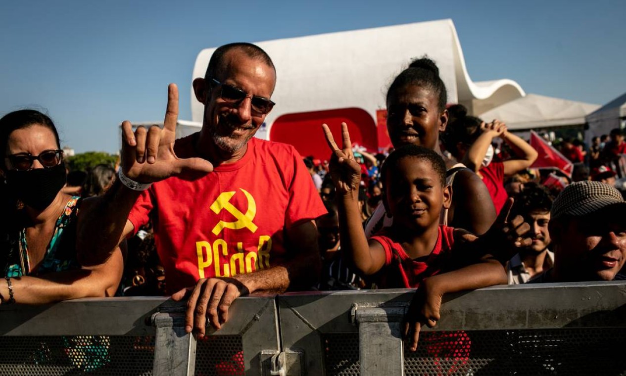 Apoiadores fazem sinal de e "Lula lá" com as mãos Foto: Brenno Carvalho / Agência O Globo