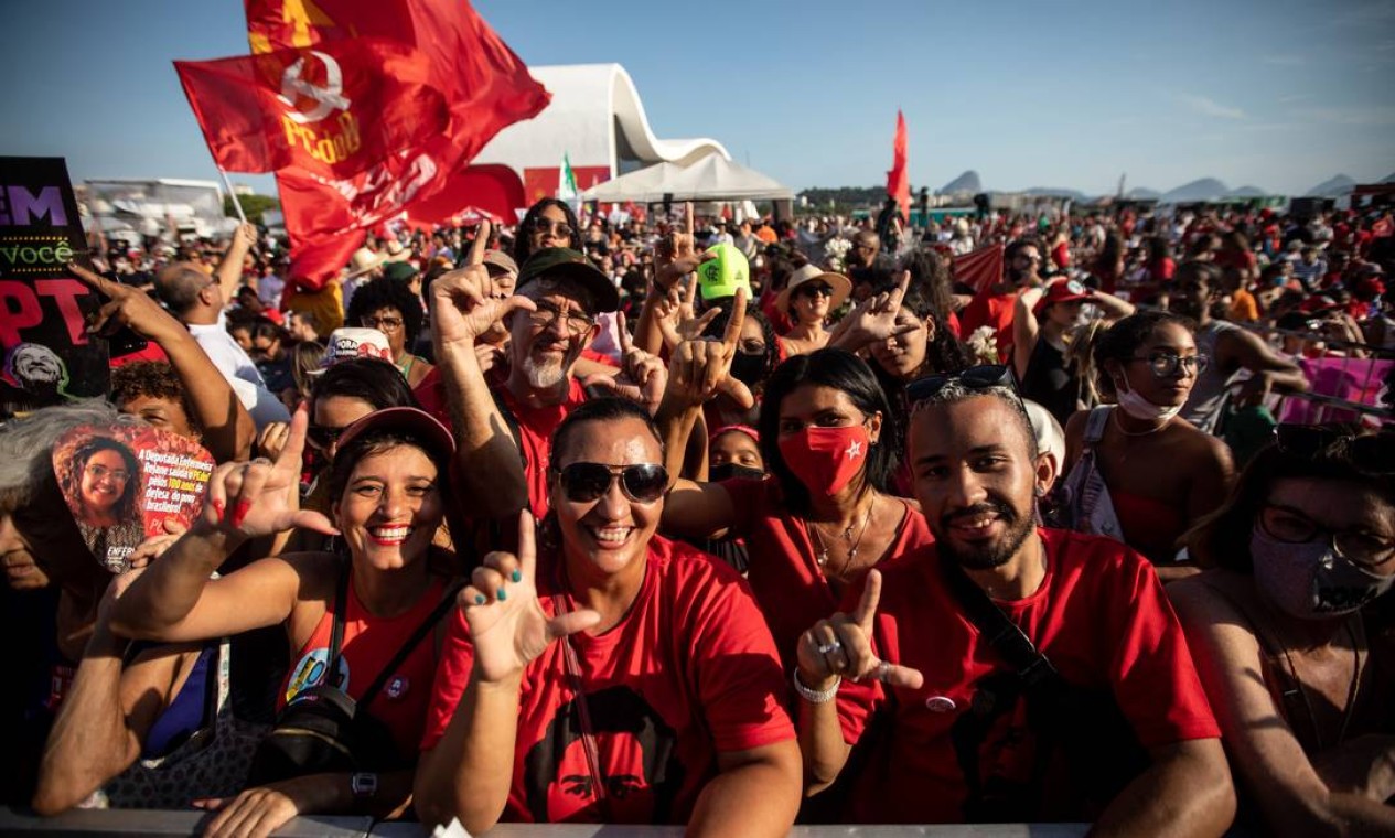 Multidão se reuniu no Caminho Niemeyer, em Niterói, vestindo a cor do Partido Comunista (PC do B) Foto: Brenno Carvalho / Agência O Globo