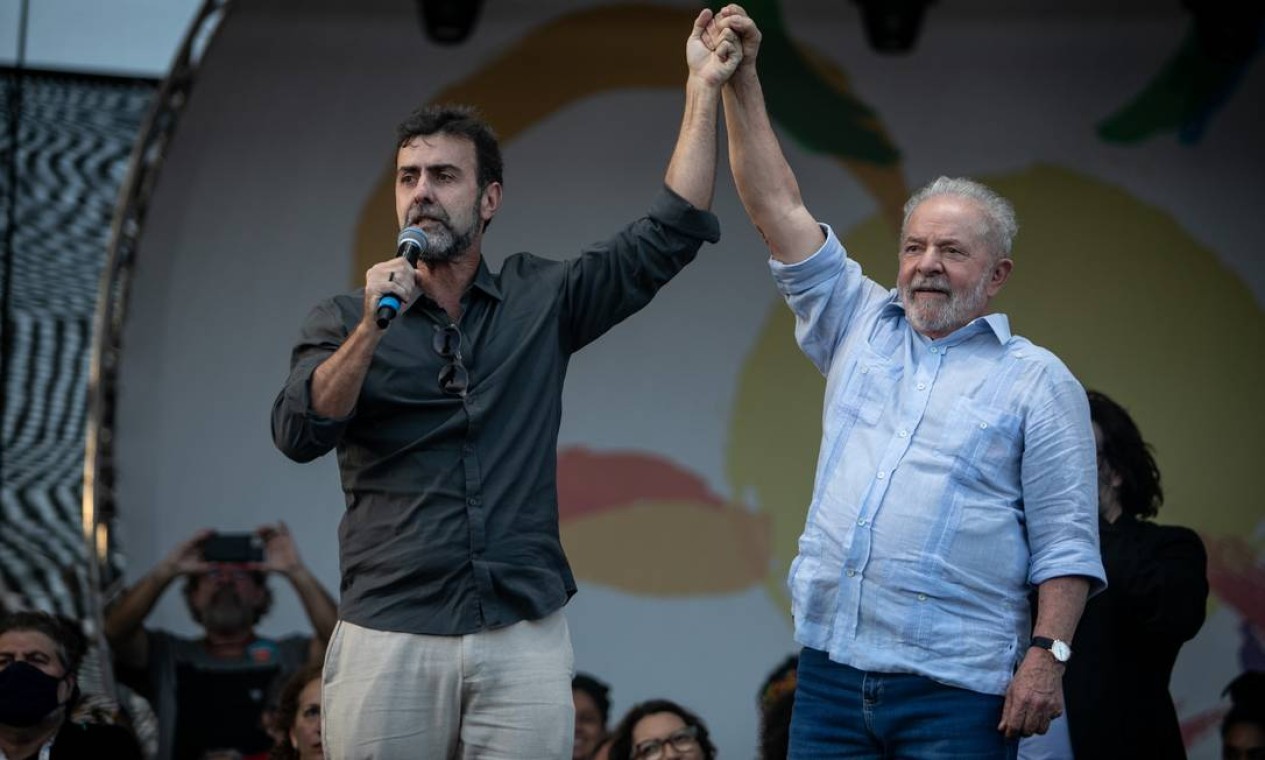 Marcelo Freixo (PSB) e o ex-presidente Lula (PT) estão de mãos dadas para encarar o atual governo nas eleições Foto: Brenno Carvalho / Agência O Globo