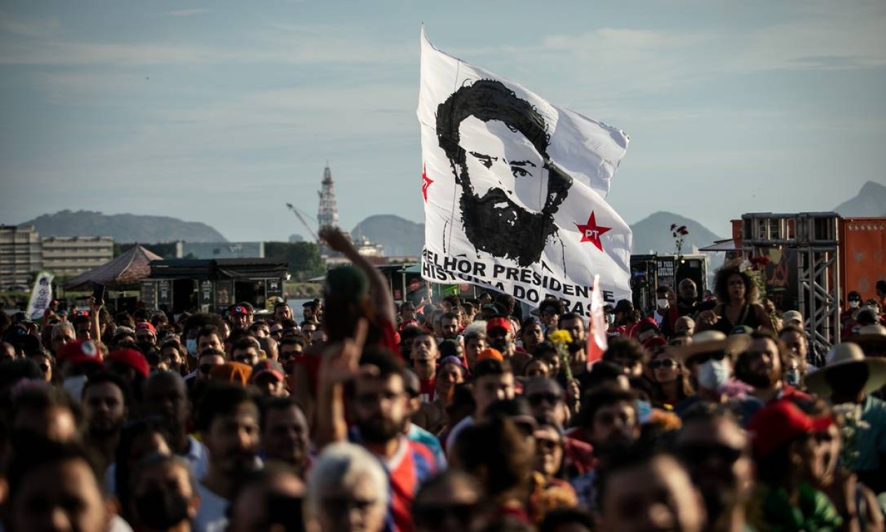Bandeira com a figura do ex-presidente Lula estampada é agitada no meio da multidão Foto: Brenno Carvalho / Agência O Globo