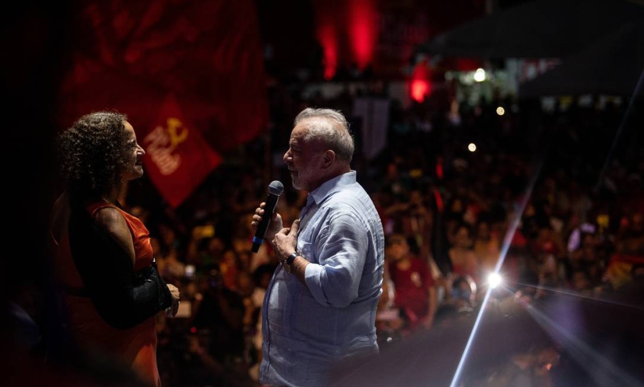 Lula, do Partido dos Trabalhadores, discura no palco para multidão de apoiadores durante a comemoração do centenário do PC do B Foto: Brenno Carvalho / Agência O Globo