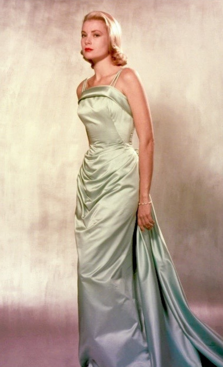 Um dos looks mais emblemáticos da história do Oscar é o vestido de Grace Kelly, em 1955, assinado pela figurinista Edith Head. O modelo custou 4 mil dólares e foi um dos mais caros da época Foto: Reprodução