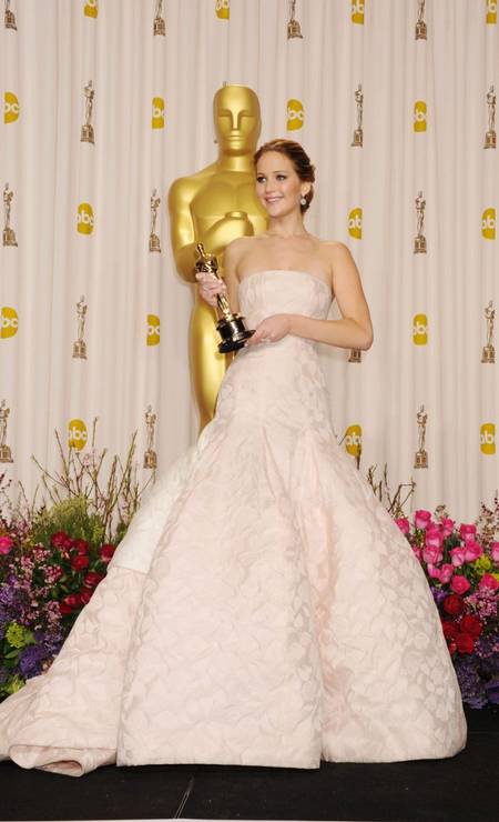 Em 2013, Jennifer Lawrence cruzou o tapete com um vestido de alta-costura da Dior, considerado um dos mais caros do Oscar, avaliado em 4 milhões de dólares Foto: Getty Images