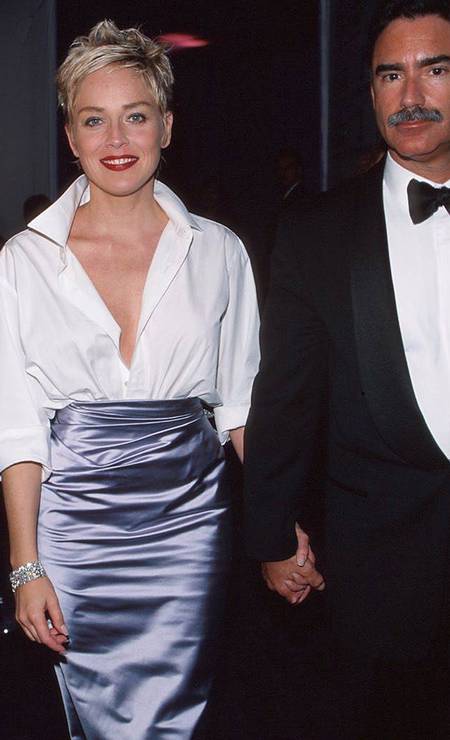 Sharon Stone, ao lado do então marido, Phil Bronstein, foi de camisa Gap e saia Vera Wang em 1998: moderna e sofisticada Foto: Reprodução