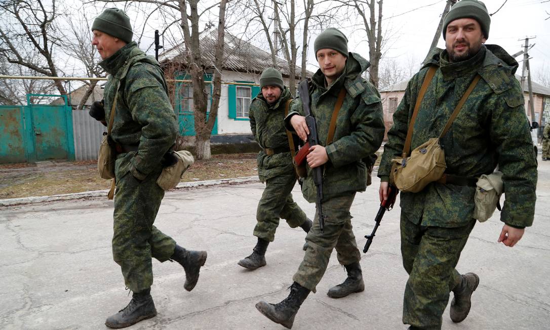 Militares da milícia pró-Rússia caminham por uma rua em Stanytsia Luhanska, na região de Luhansk Foto: ALEXANDER ERMOCHENKO / REUTERS