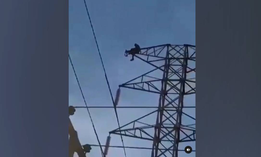 Homem subiu e ficou em torre de energia em Irajá Foto: Reprodução