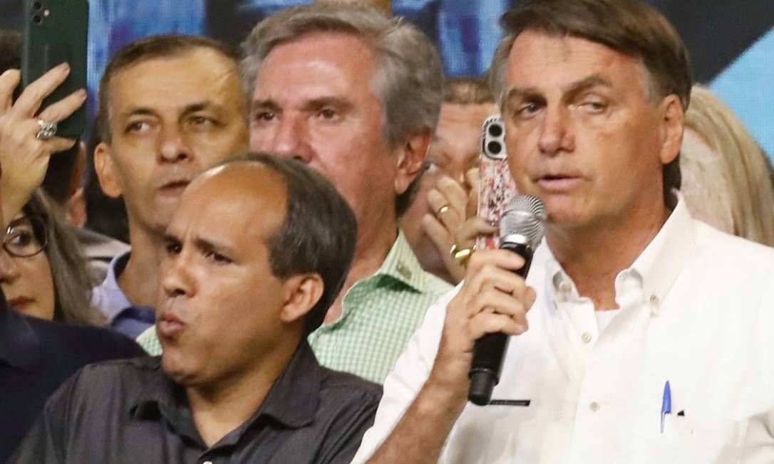 Bolsonaro ao lado do intérprete de libras Fabiano Guimarães: profissional se filia ao Repulicanos Foto: Cristiano Mariz/Agência o Globo