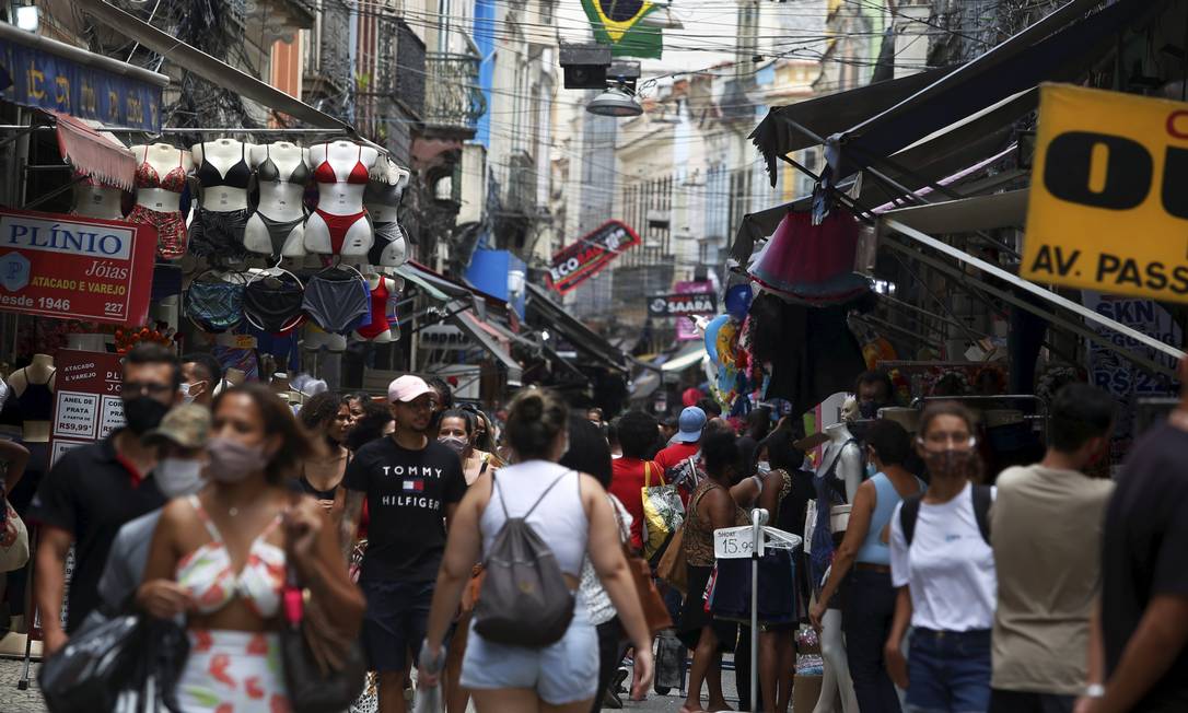 Sem reajuste real do salário mínimo, o rendimento ainda deve continuar em queda: 4% na média do ano Foto: Fabiano Rocha / Agência O Globo