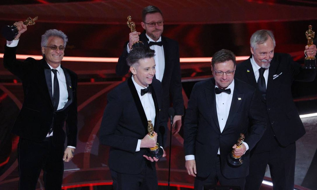 Mac Ruth, Mark Mangini, Theo Green, Doug Hemphill e Ron Bartlett ganham o Oscar de Melhor Som por "Duna" Foto: BRIAN SNYDER / REUTERS