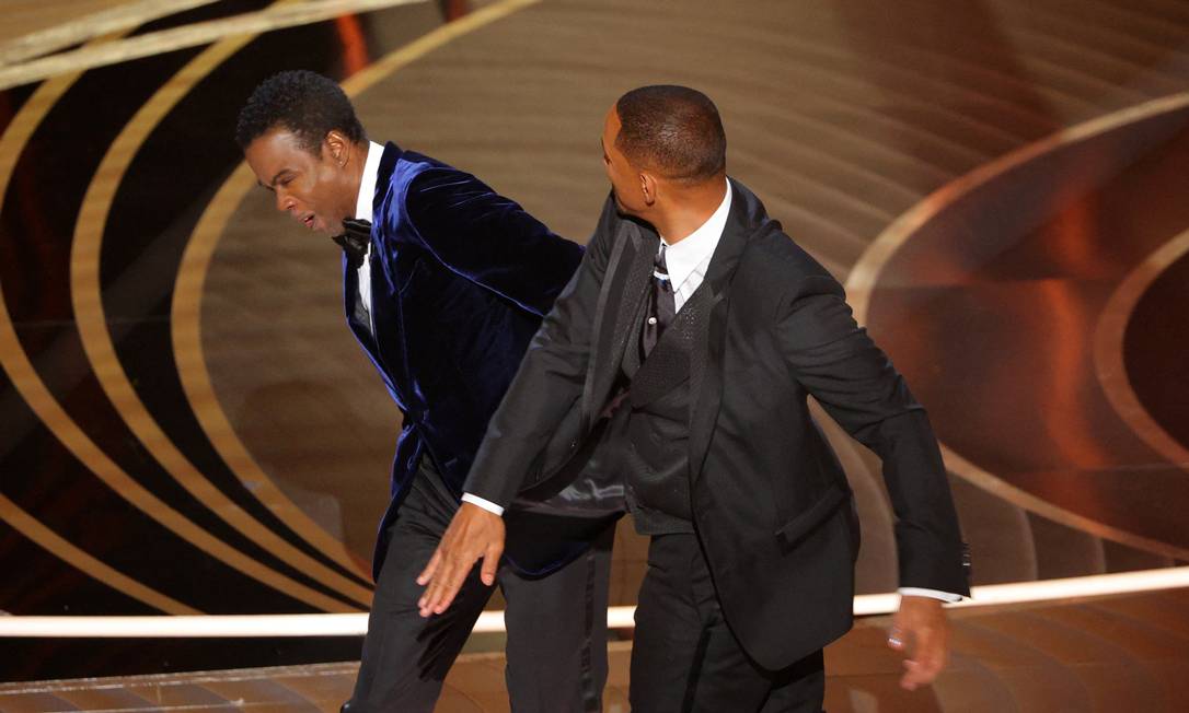 Will Smith dá soco em Chris Rock durante cerimônia do Oscar 2022 Foto: Brian Snyder / Reuters
