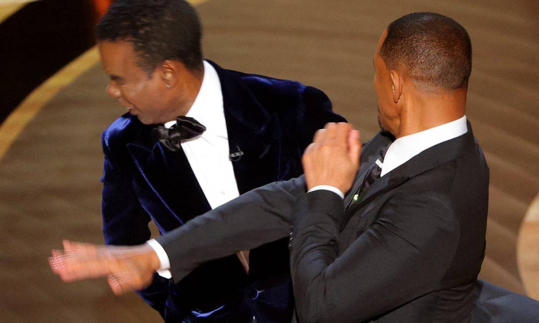 Will Smith deu um tapa no colega em pleno palco do Dolby Theater, logo após o comediante e apresentador da noite ter feito uma piada sobre Jada Pinkett Smith por conta de sua calvície Foto: BRIAN SNYDER / REUTERS