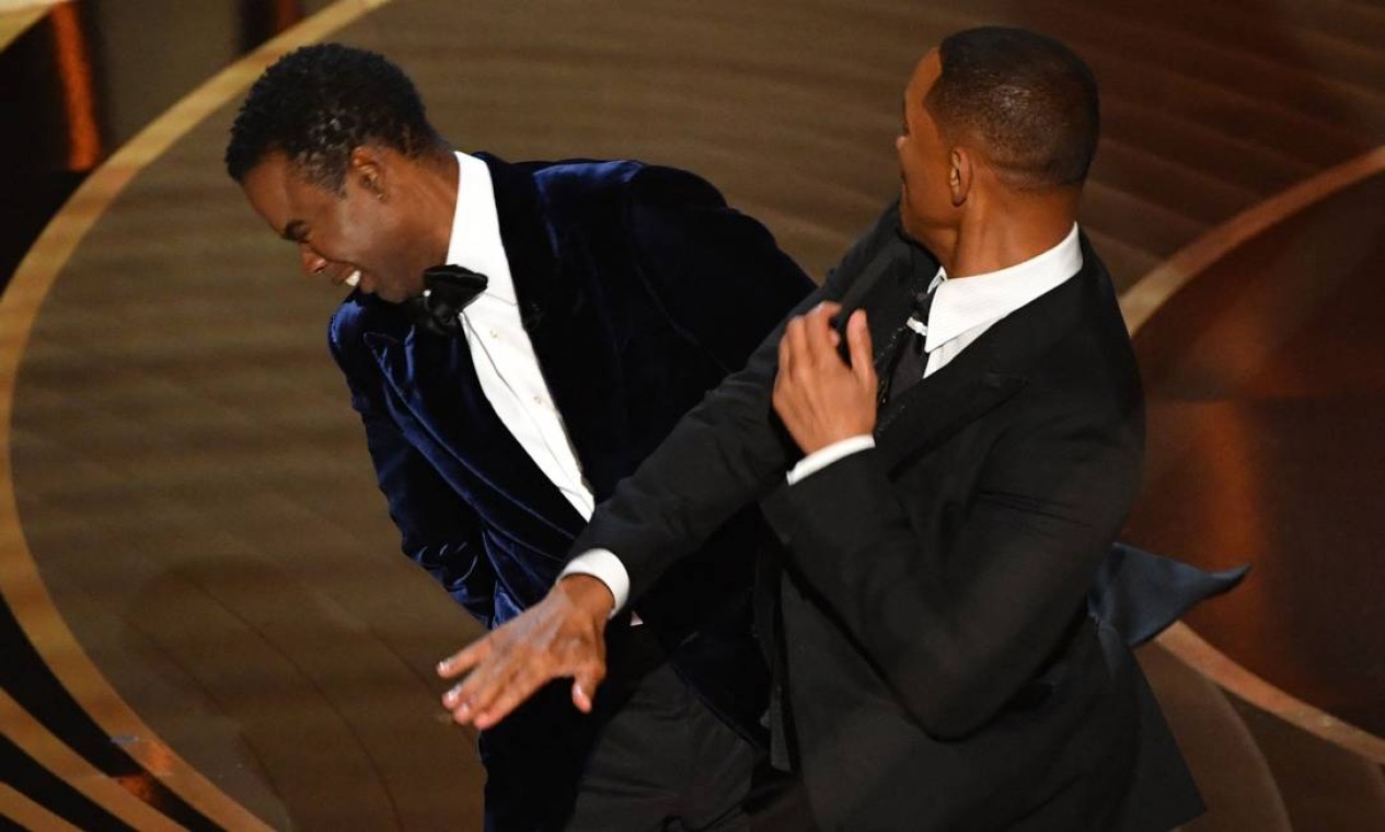 Will Smith dá tapa em Chris Rock durante cerimônia do Oscar 2022 Foto: ROBYN BECK / AFP
