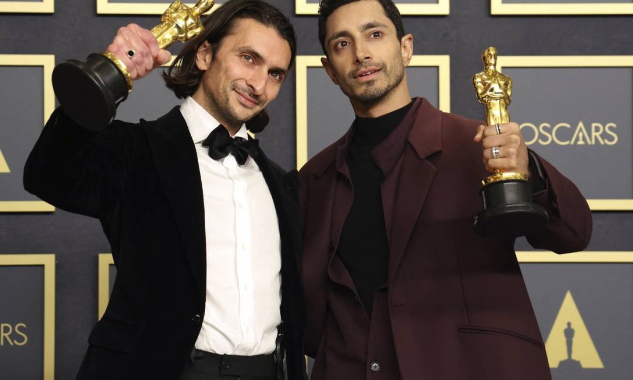 Aneil Karia e Riz Ahmed posam com o Oscar de Melhor Curta-Metragem Live Action por "The Long Goodbye" Foto: MARIO ANZUONI / REUTERS