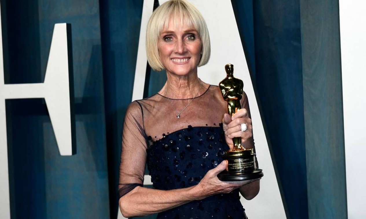 Linda Dowds recebe o prêmio de Melhor Maquiagem e Penteado por "The Eyes of Tammy Faye" enquanto participa da Festa do Oscar da Vanity Fair Foto: PATRICK T. FALLON / AFP