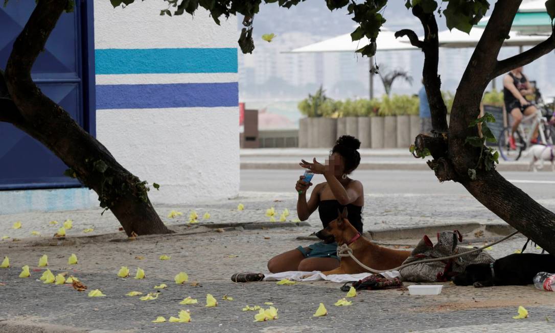 Usuários De Drogas Consomem Crack Durante O Dia Na Orla De Copacabana Jornal O Globo