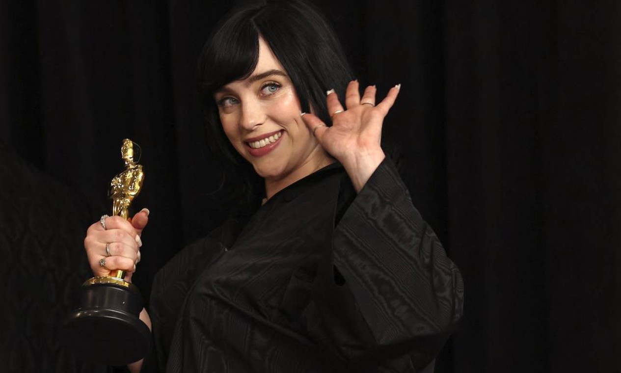 Billie Eilish deixa a sala de fotos com seu Oscar de Melhor Canção Original com a música "No time to die", trilha sonora de "James Bond" Foto: MARIO ANZUONI / REUTERS