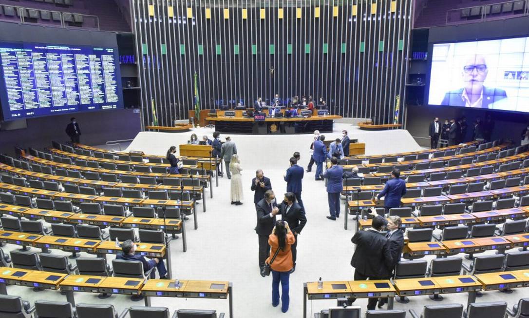 Plenário da Câmara: PL das Fake News está na agenda do Congresso Foto: Zeca Ribeiro / Agência O Globo / 21/12/2021