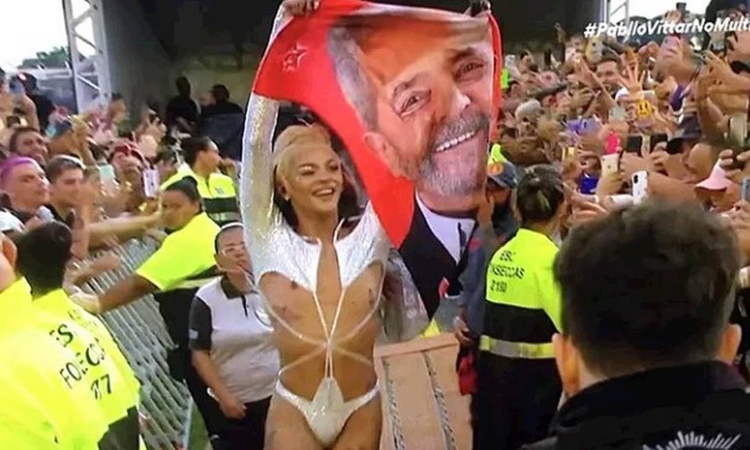 Estopim. Cantora Pablo Vittar ergue toalha com o rosto de Lula durante apresentação no Lollapalooza: manifestação motivou ação do PL de Jair Bolsonaro Foto: Reprodução