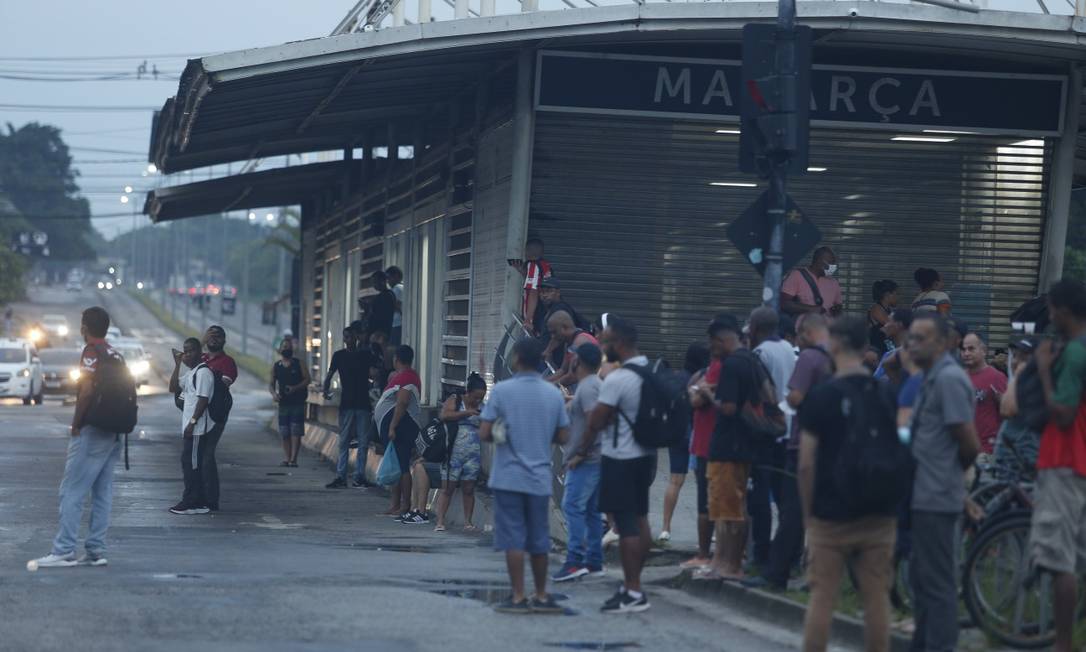 Passageiros aguardam em estação do BRT, que está com as portas fechadas e sem operação. Cena se repete nos corredores do sistema Foto: Fabiano Rocha / Agência O Globo