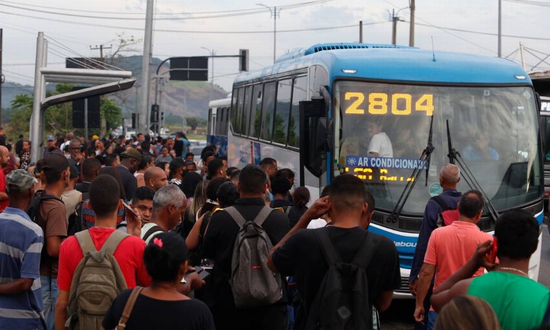 Passageiros lotam ponto de ônibus na Zona Oeste do Rio: motoristas estão em greve Foto: Fabiano Rocha/ Agência O Globo