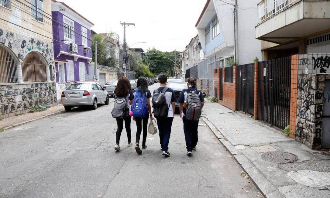 Com medo de assaltos, estudantes andam em grupo na 'Rua do Perdeu', na Zona Norte do Rio Foto: Fabio Rossi / Agência O Globo