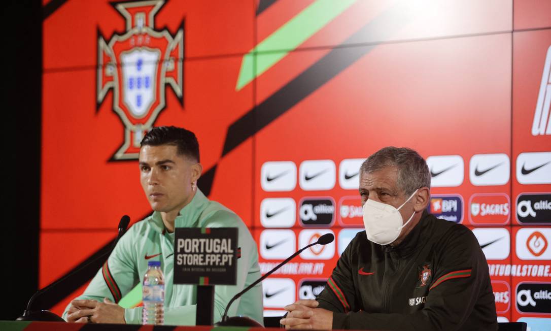 Cristiano Ronaldo e o técnico Fernando Santos tentam levar Portugal à Copa do Qatar Foto: MIGUEL VIDAL / REUTERS