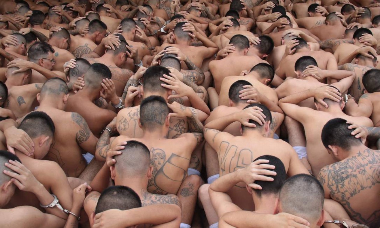 TOPSHOT - Foto divulgada pelo secretário de imprensa da Presidência salvadorenha em 28 de março de 2022 mostrando membros das gangues Mara Salvatrucha e Barrio 18 sob custódia durante o fim de semana na prisão de Ciudad Barrios, El Salvador Foto: - / AFP