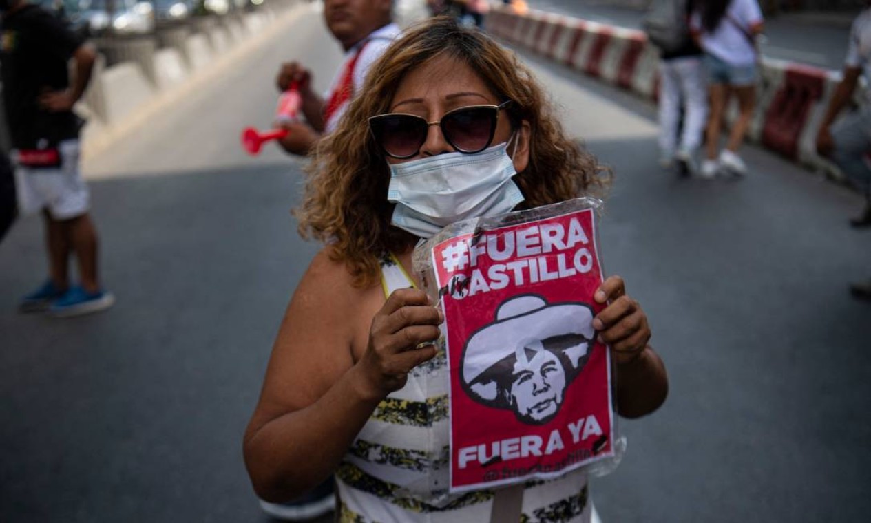 Mulher se manifesta contra o presidente peruano Pedro Castillo enquanto o parlamento debate seu impeachment, do lado de fora do Congresso Nacional em Lima Foto: ERNESTO BENAVIDES / AFP