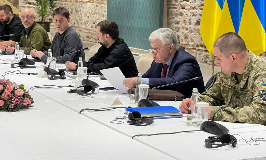 Membros da delegação ucraniana participam das conversas com negociadores russos, em Istambul, Turquia Foto: UKRAINIAN PRESIDENTIAL PRESS SER / via REUTERS