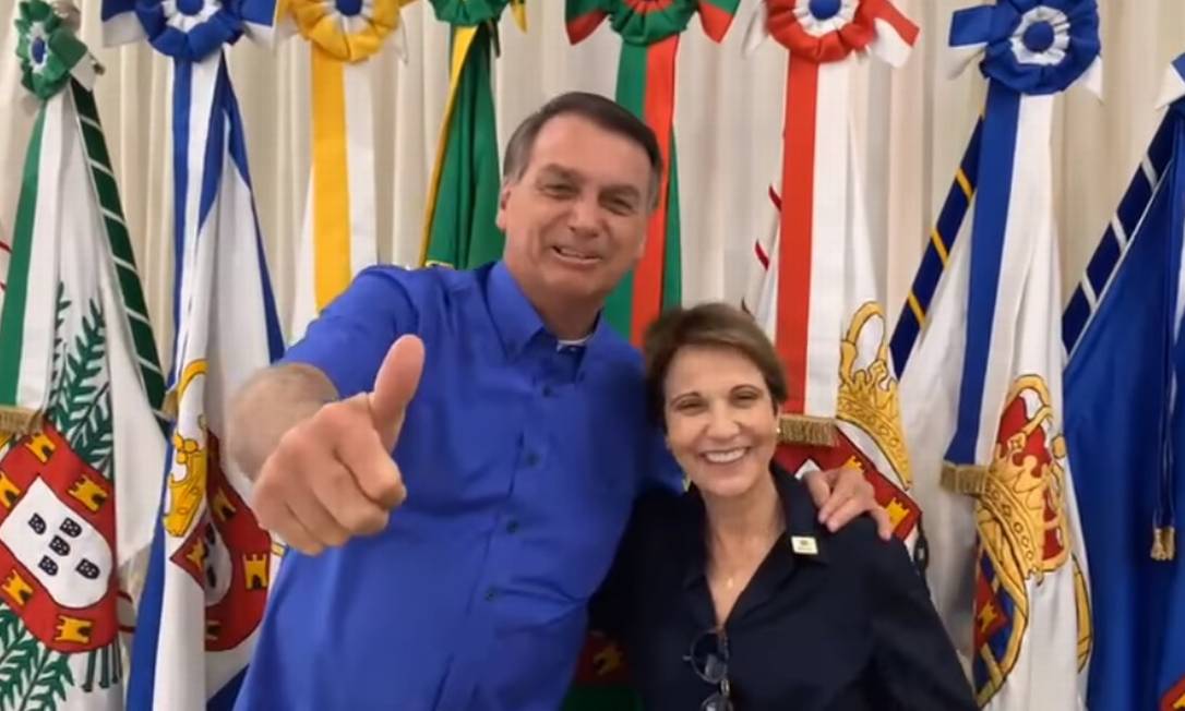 O presidente Jair Bolsonaro grava vídeo com a ministra Tereza Cristina antes de viajar ao Mato Grosso do Sul Foto: Reprodução/Facebook