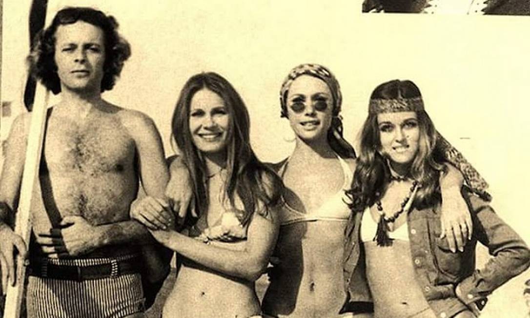 Djenane Machado (a última, da esquerda para a direita), com Carlos Vereza, Renata Sorrah e Dina Sfat, em foto na pra Praia de Ipanema, em 1970, no intervalo de gravação da novela 'Assim na terra como no céu'. Foto: Divulgação